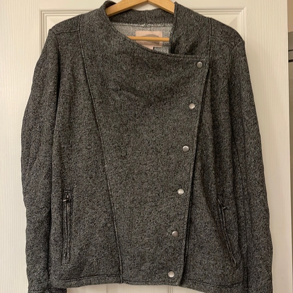 Light weight asymmetrical jacket